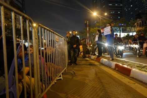 Hà Nội: Chặn đường để hàng ngàn người ngồi cầu an trước cổng chùa Phúc Khánh