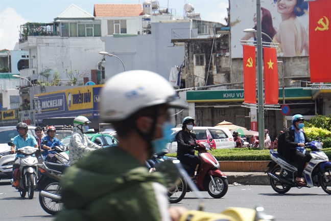 Sai Gon nang do lua sau tet, nguoi dan ngan ngam khi ra duong