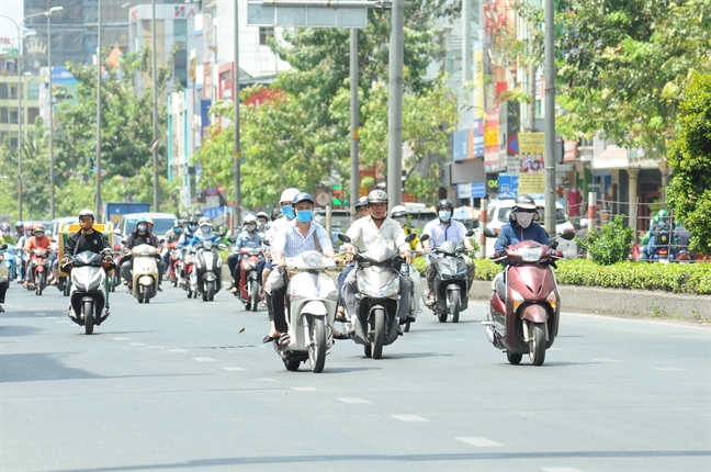 Sai Gon nang do lua sau tet, nguoi dan ngan ngam khi ra duong