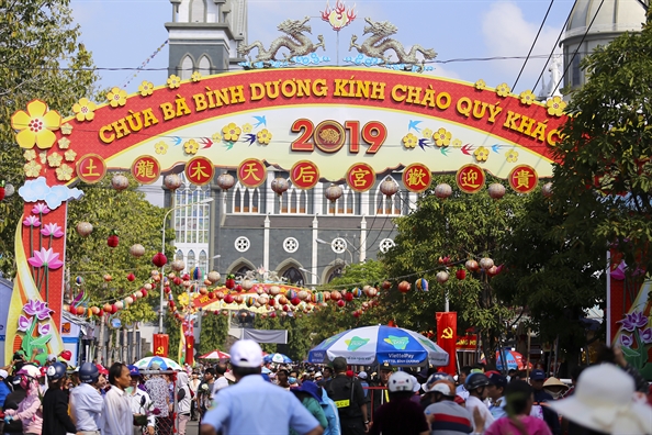 Hang ngan nguoi ve chua Ba Binh Duong xin loc dau nam