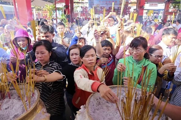 Hang ngan nguoi ve chua Ba Binh Duong xin loc dau nam