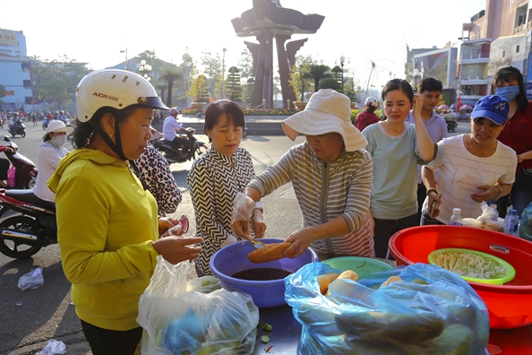 Hang ngan nguoi ve chua Ba Binh Duong xin loc dau nam