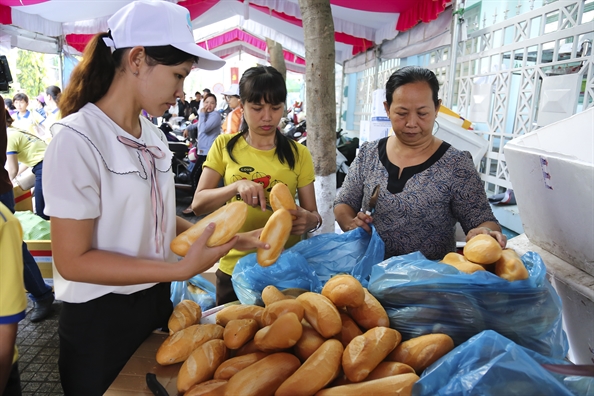 Hang ngan nguoi ve chua Ba Binh Duong xin loc dau nam