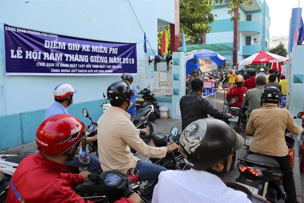 Hang ngan nguoi ve chua Ba Binh Duong xin loc dau nam