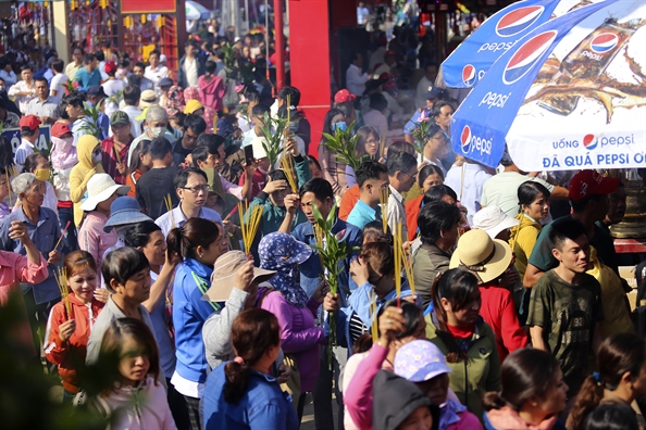 Hang ngan nguoi ve chua Ba Binh Duong xin loc dau nam