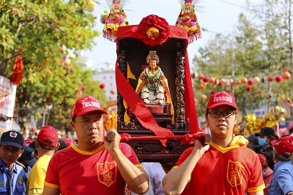 Du khach hao huc xem Le ruoc kieu Ba Thien Hau day mau sac o Binh Duong