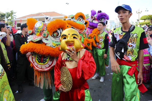 Du khach hao huc xem Le ruoc kieu Ba Thien Hau day mau sac o Binh Duong