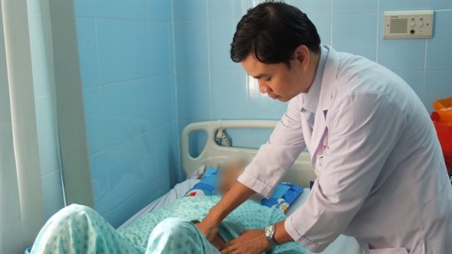 Ôm bụng chịu đau lo xong đám cưới cho cháu, người đàn ông suýt chết vì vỡ túi phình động mạch chủ bụng