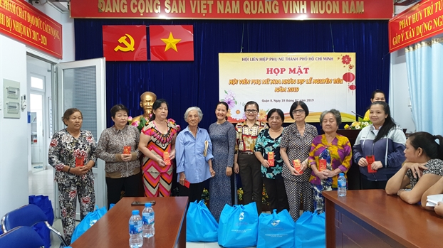 Quan 8 va 11: Trao qua tet Nguyen Tieu cho hoi vien phu nu dan toc Hoa