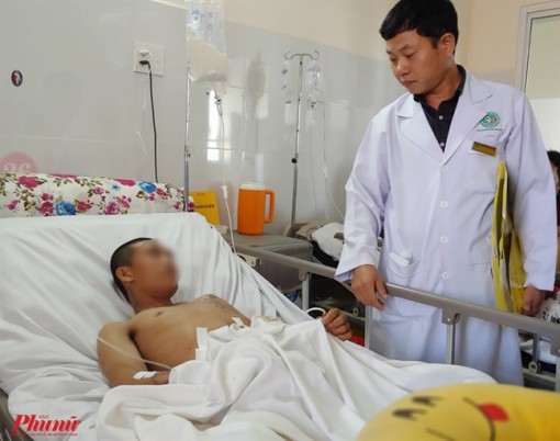 Cứu sống thanh niên nguy kịch vì bị xe chở rác ép vào tường