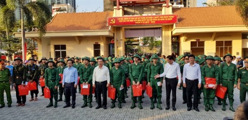 Quận 2: Chăm chút tấm áo tân binh
