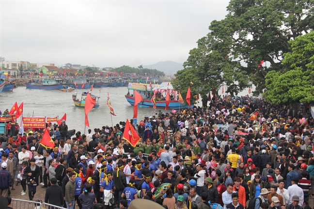 Ngan nguoi chen lan, leo mai nha xem dua thuyen o ngoi den thieng nhat xu Nghe