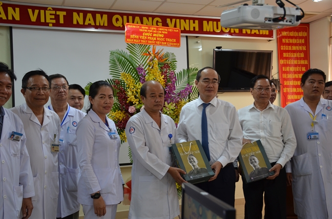 Pho thu tuong, lanh dao TP.HCM tham cac ca nhan, don vi nhan Ngay Thay thuoc Viet Nam