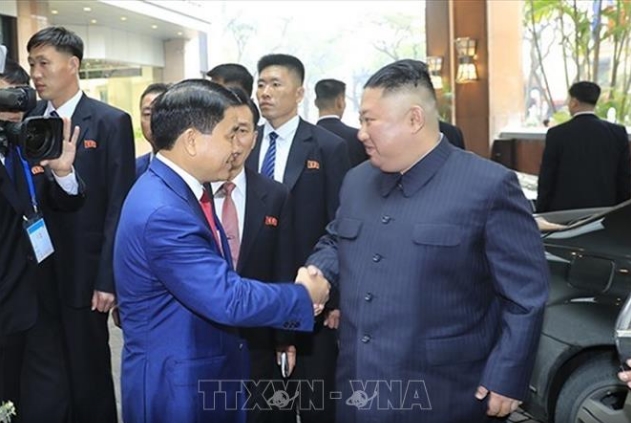 Chu tich UBND TP Ha Noi tang hoa chao mung Chu tich Kim Jong-un