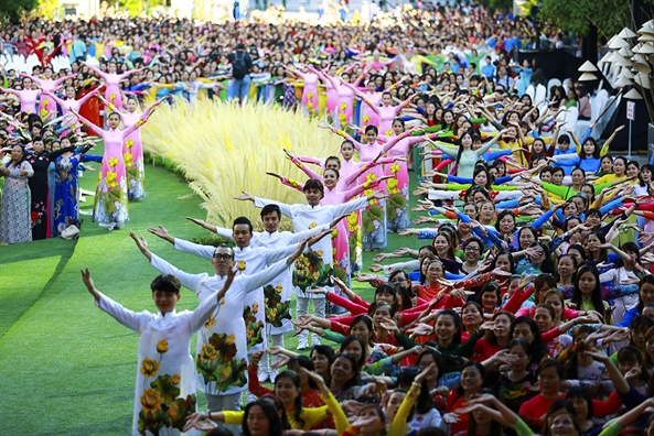 Hoa hau Hoan vu H’Hen Nie: ‘Voi ao dai, toi tu tin buoc ra dau truong quoc te’