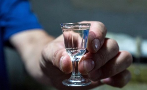 Tìm cách gia tăng tửu lượng, cha ép con trai 13 tuổi uống rượu đến suýt chết