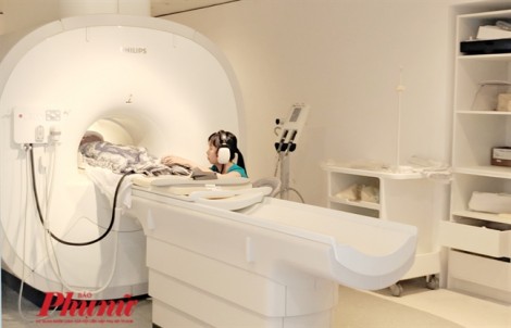 Bệnh viện trang bị tai phone cho người nhà nghe nhạc chờ bệnh nhi chụp MRI