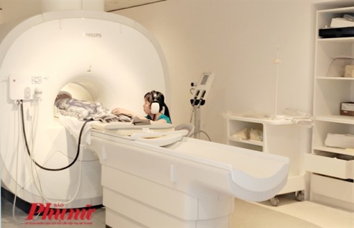 Bệnh viện trang bị tai phone cho người nhà nghe nhạc chờ bệnh nhi chụp MRI