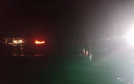 Tàu cá bốc cháy ngùn ngụt trên biển, 12 ngư dân may mắn thoát nạn