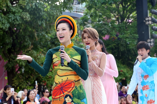 Hon 3000 nguoi dong dien ao dai