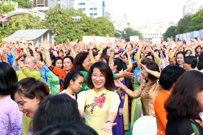 Hon 3000 nguoi dong dien ao dai