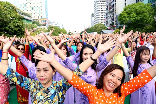 Hon 3000 nguoi dong dien ao dai