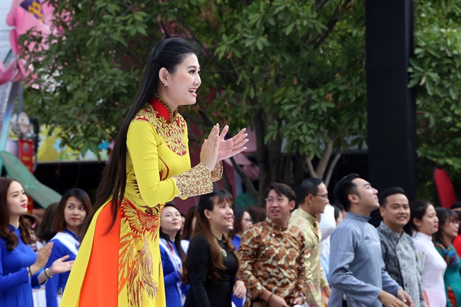 Hon 3000 nguoi dong dien ao dai