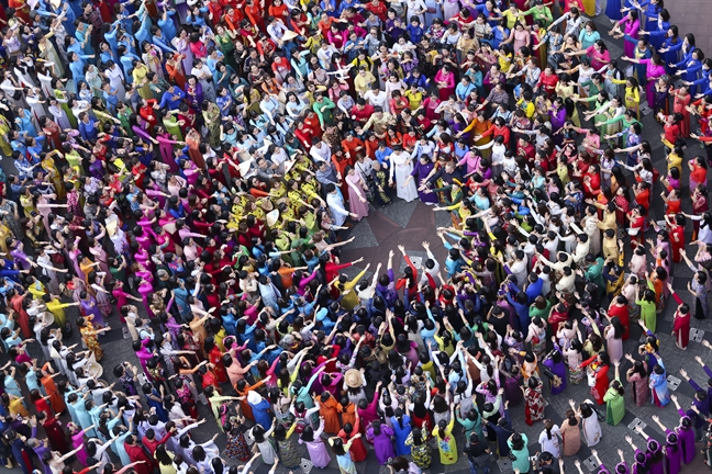 Hon 3000 nguoi dong dien ao dai