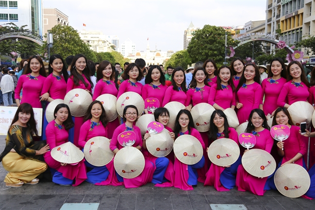 Hon 3000 nguoi dong dien ao dai