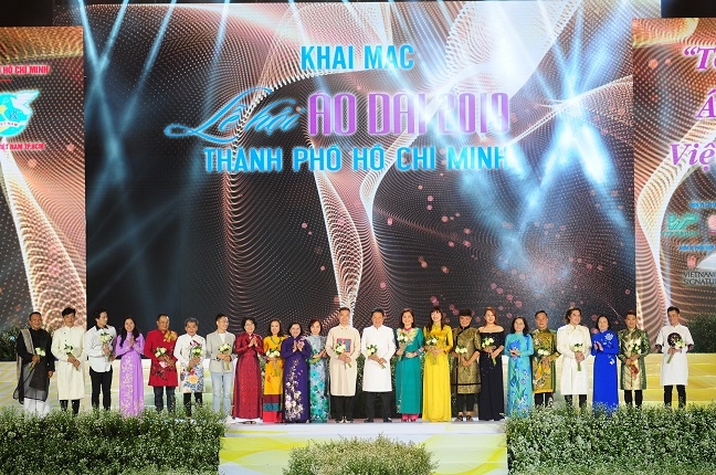 Dien trang phuc truyen thong trong dem khai mac, nhieu sao Viet cung ‘tiep lua’ Le hoi Ao dai 2019