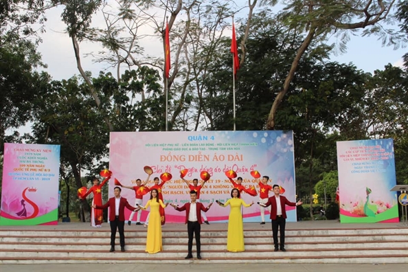 Quan 4: Hang ngan nguoi dan co vu chuong trinh dong dien ao dai