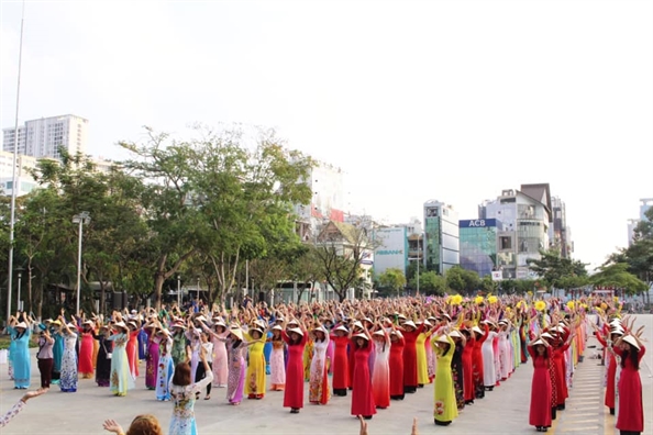 Quan 4: Hang ngan nguoi dan co vu chuong trinh dong dien ao dai