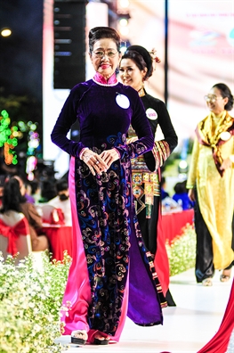 Dem chung ket Hoi thi Duyen dang Ao dai ruc ro va an tuong