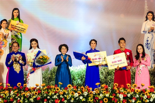 Dem chung ket Hoi thi Duyen dang Ao dai ruc ro va an tuong