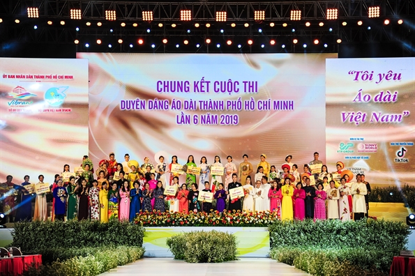 Dem chung ket Hoi thi Duyen dang Ao dai ruc ro va an tuong