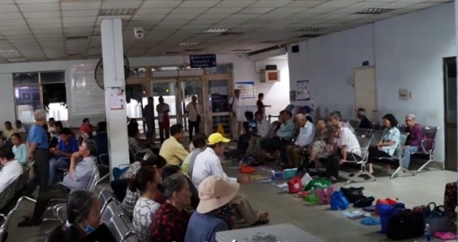 Xếp hàng từ 3 giờ sáng, người bệnh đặt chai nước, túi xách... để giữ chỗ khám bệnh