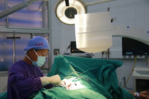 Nam sinh viên bị vỡ tinh hoàn lúc chơi đá bóng