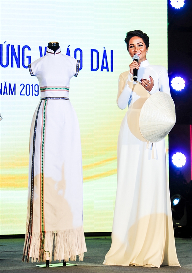 Hoa hau Hoan vu H’Hen Nie trao tang ao dai tho cam cho Bao tang Ao dai