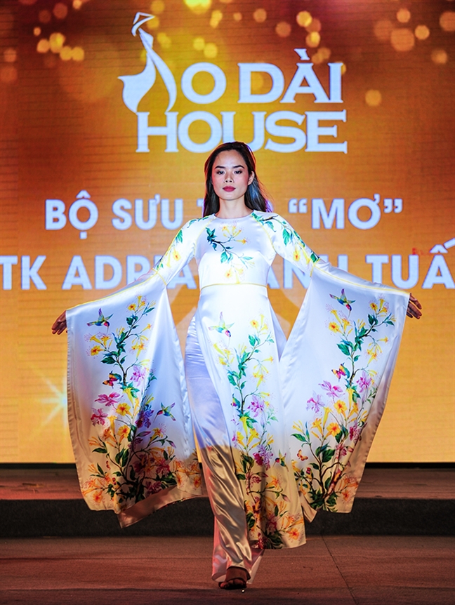 Hoa hau Hoan vu H’Hen Nie trao tang ao dai tho cam cho Bao tang Ao dai