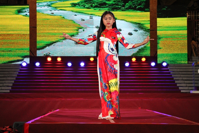 Hoi thi 'Duyen dang ao dai quan 10': Chuyen nghiep, hoanh trang