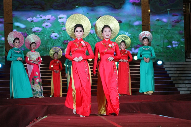 Hoi thi 'Duyen dang ao dai quan 10': Chuyen nghiep, hoanh trang