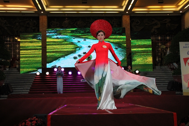 Hoi thi 'Duyen dang ao dai quan 10': Chuyen nghiep, hoanh trang