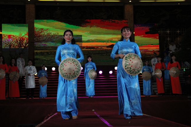 Hoi thi 'Duyen dang ao dai quan 10': Chuyen nghiep, hoanh trang