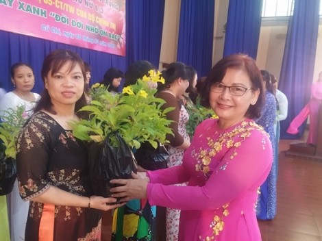 Huyện Củ Chi: Trao tặng 300 cây chuông vàng góp xanh khu phố, ấp