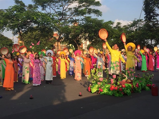 Quan Phu Nhuan: 500 phu nu tham gia 'Vu dieu dong dien voi ao dai'