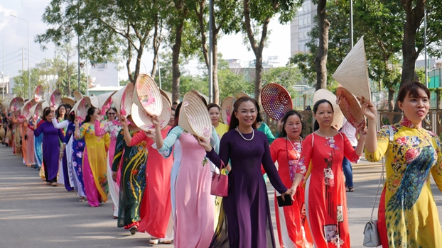 Hoc sinh va du khach co vu Le hoi Ao dai