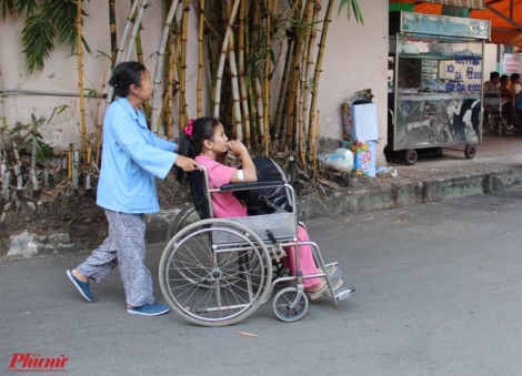 Người mẹ già gần 10 năm nhặt ve chai, bán vé số nuôi con suy thận