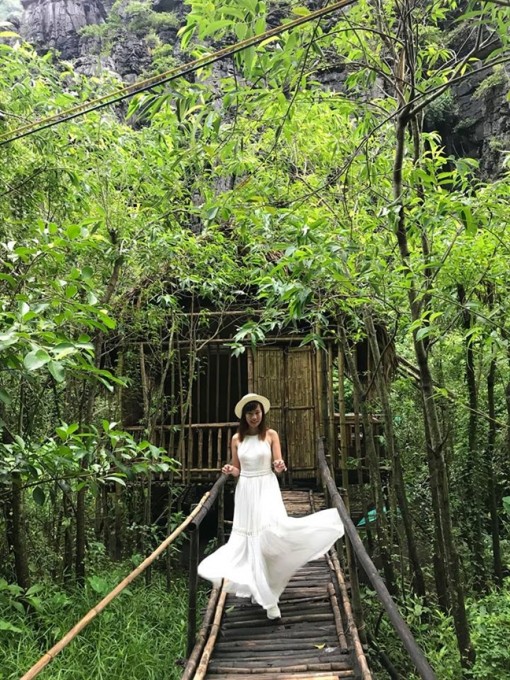 Nàng 'nấm lùn' trông cao hơn với đầm maxi