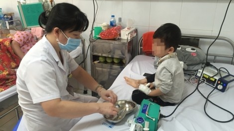 Gia đình 'anti vắc xin', bé 20 tháng tuổi nguy kịch vì mắc sởi