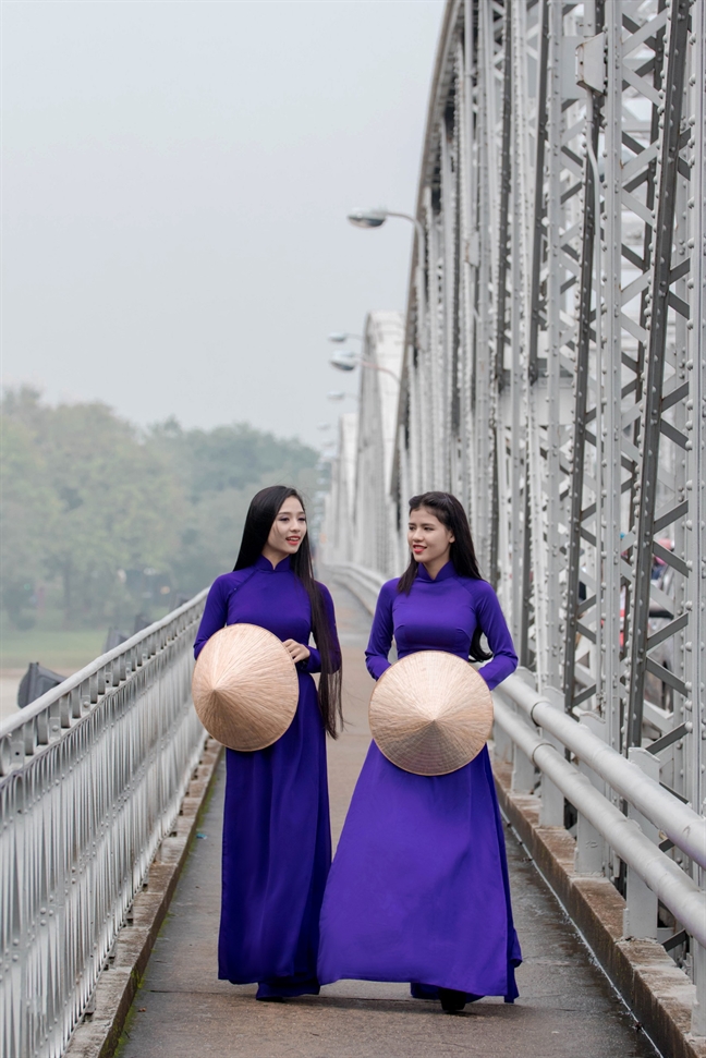 Hien ke de ao dai 'phuc sinh' tren dat Hue